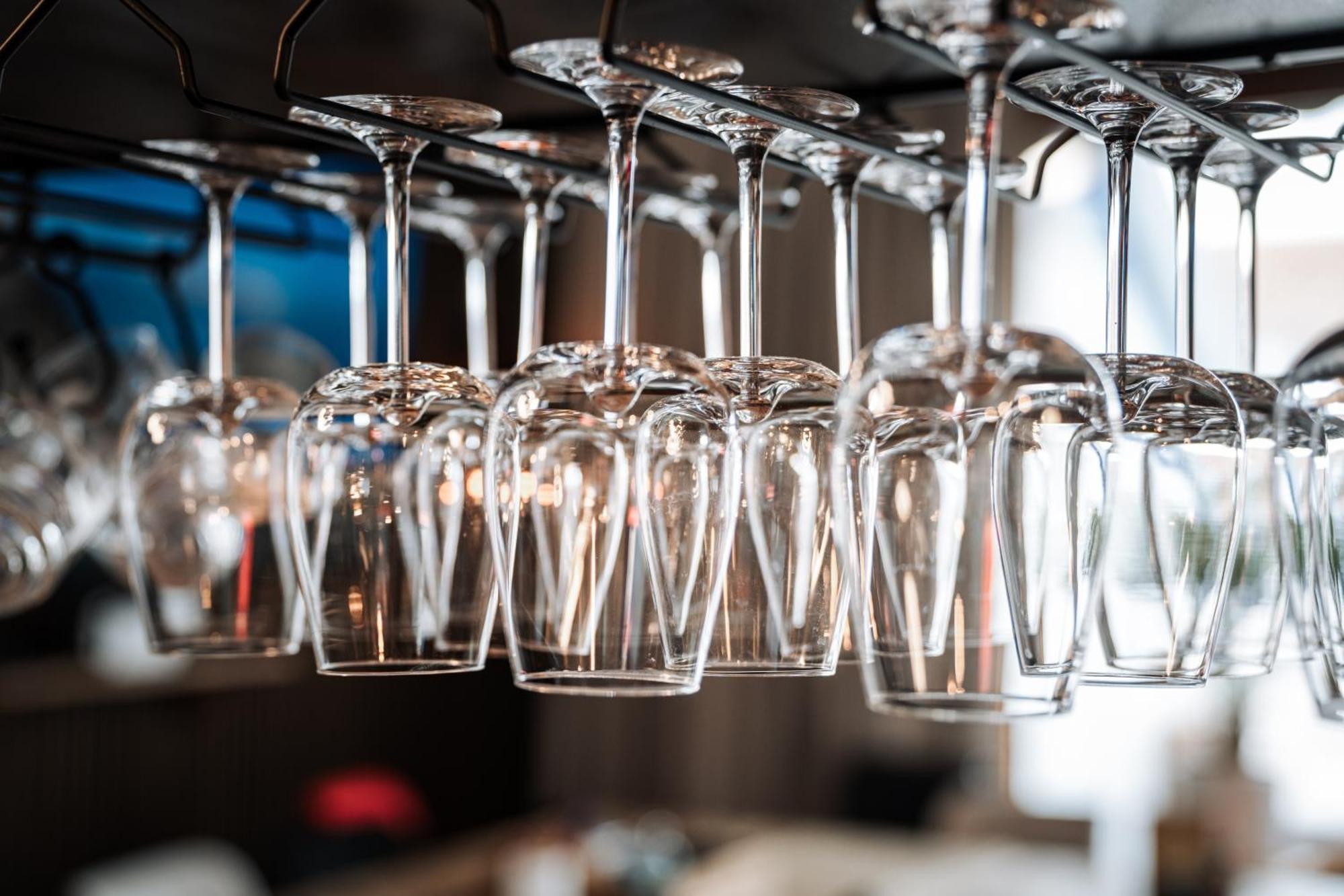 Hostel マンハイム エクステリア 写真 Wine glasses hanging from a wine rack