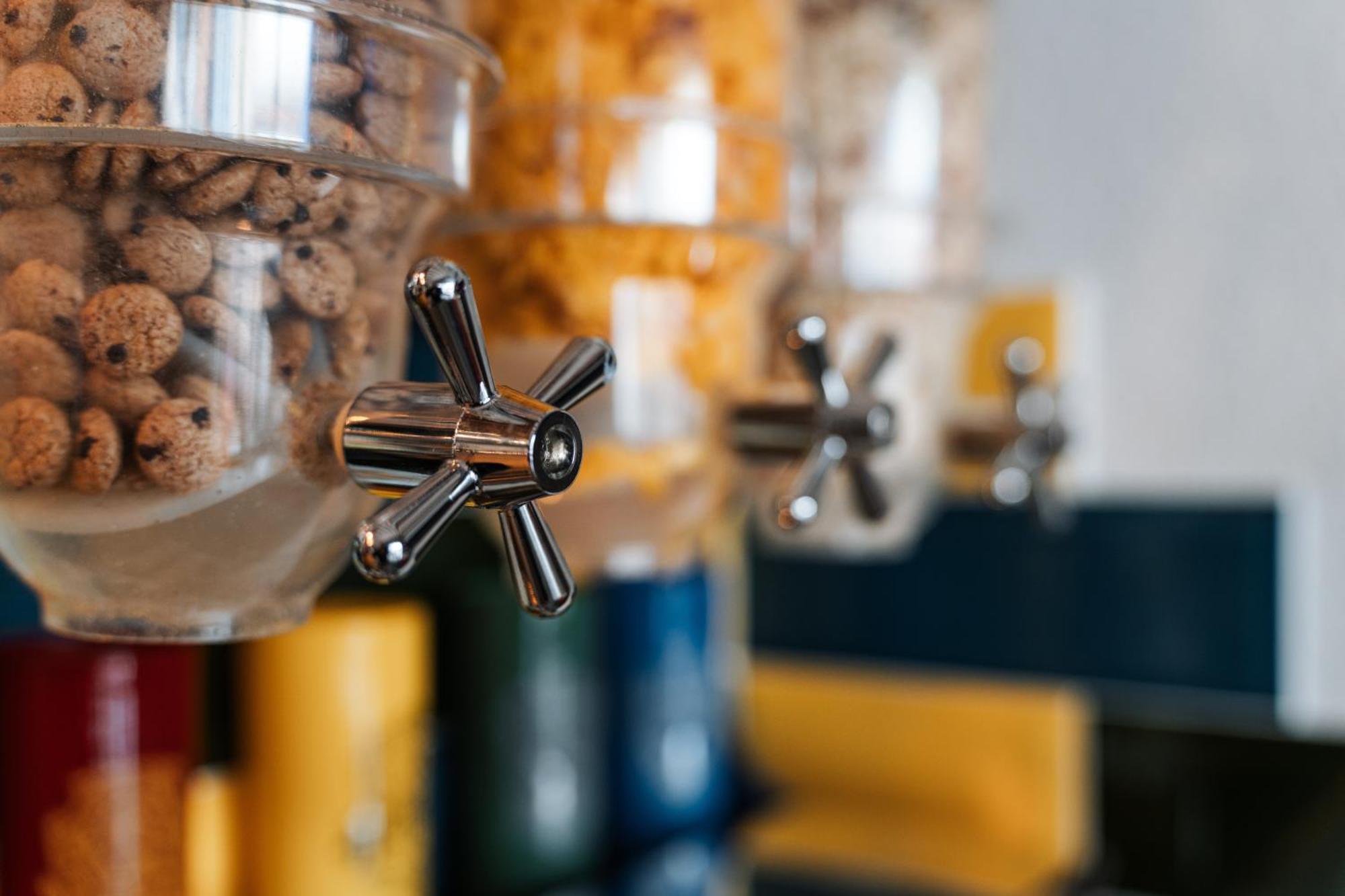 Hostel マンハイム エクステリア 写真 A set of four glass canisters with chrome lids