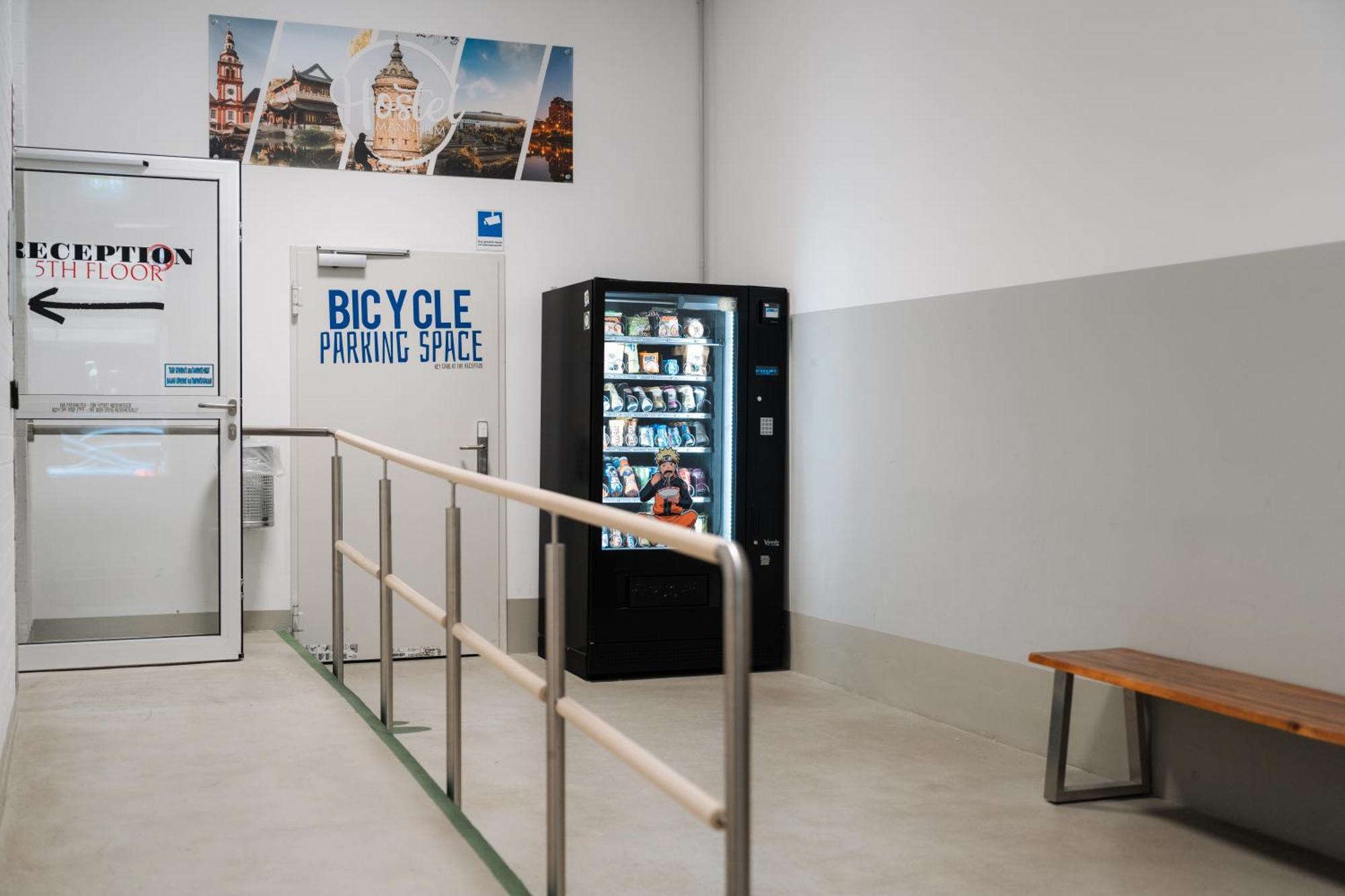 Hostel マンハイム エクステリア 写真 A vending machine in a bicycle parking garage
