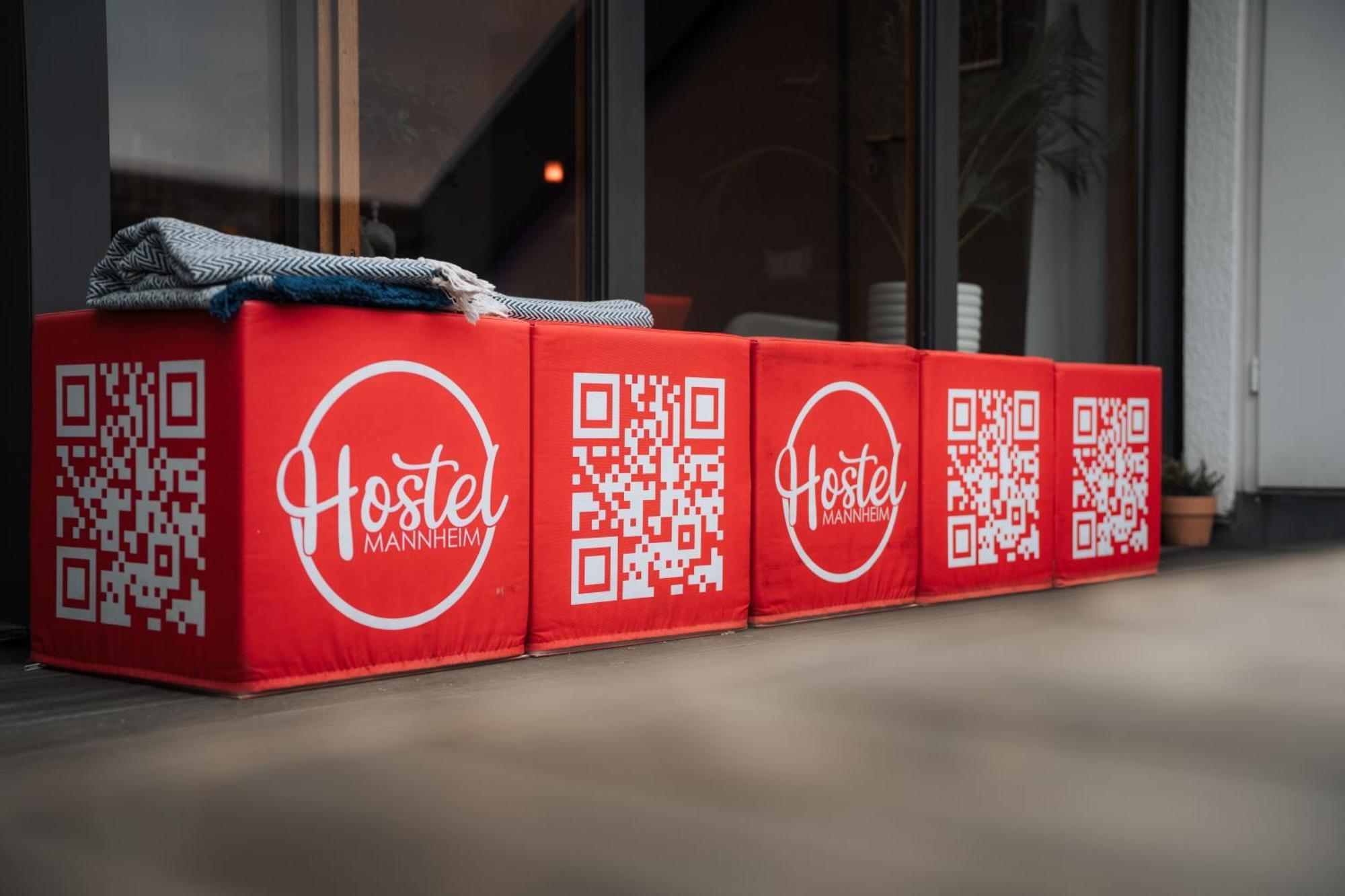 Hostel マンハイム エクステリア 写真 QR codes on a bench